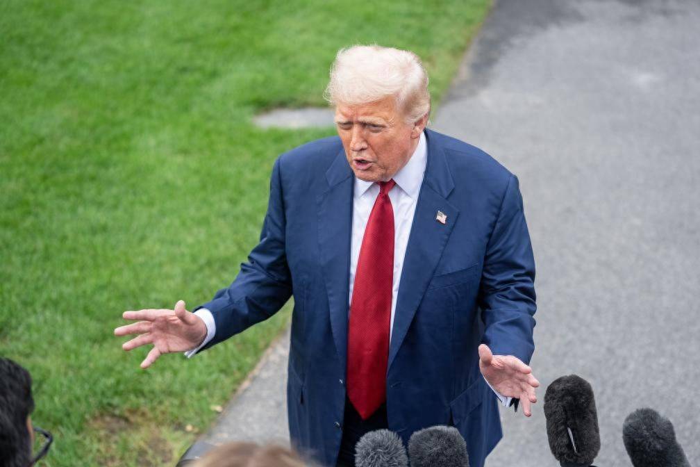 向俄放话部署核潜艇特朗普的极限碰撞游戏